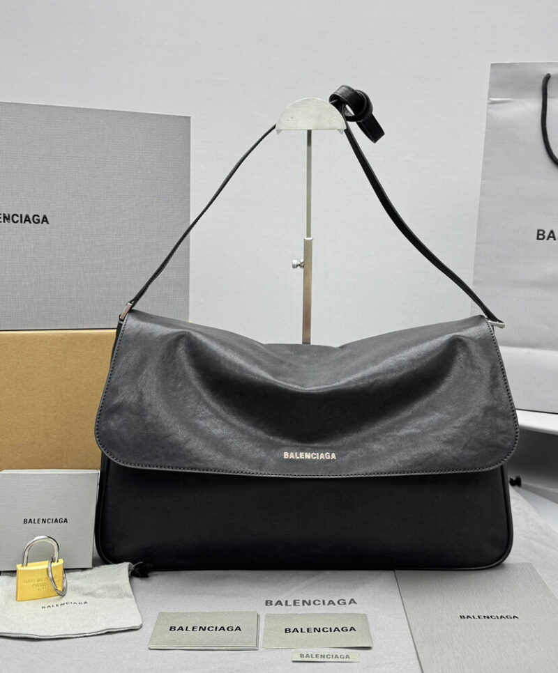 Balenciaga Grungy Medium Messenger Bag Black